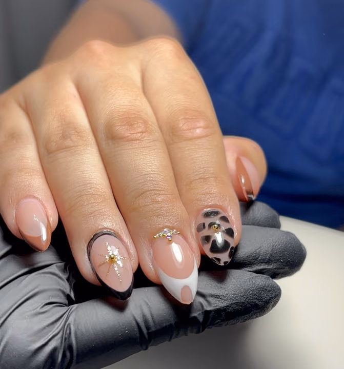 Animal Print, Crystal Placement, Line Art — nail work by El Chico de las uñas 🇨🇴🇺🇸